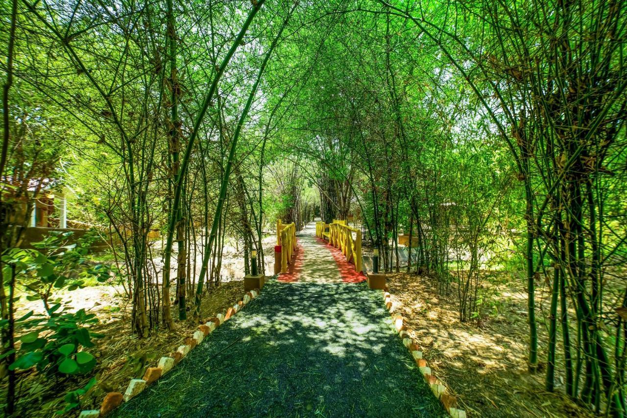 Lemon Tree Wildlife Resort, Bandhavgarh Tāla Exterior foto